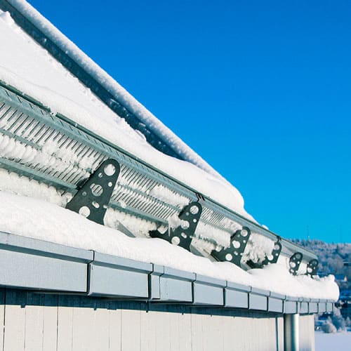 Snörasskydd/taksäkerhet som förhindrar att snö faller från taket.